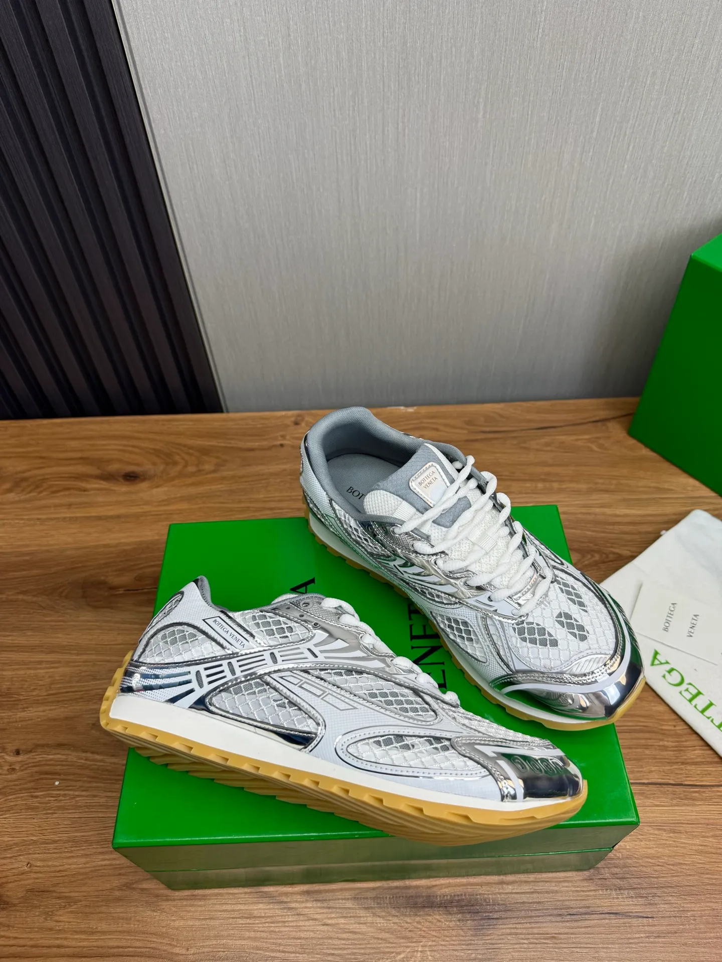 Men's men's shoes 💰620💰 BV top version 𝘽𝙊𝙏𝙏𝙀𝙂𝘼 𝙑𝙀𝙉𝙀𝙏𝘼 Orbit sneakers Wang Yibo same style couple style dad shoes 🩷💚 Runner sneakers, made of lightweight technical mesh fabric. Features a geometric patterned rubber outsole. Pay attention to the package craftsmanship ❕ High version shipping ❗️ Very nice, durable to play with and durable to make ✔️ Standard version 💯💯 The outsole is made of color-blocked TPU outsole. Women’s model 35-41 (40 41 customized) Men’s model 39-46 (45.46 customized) Equipped with original packaging